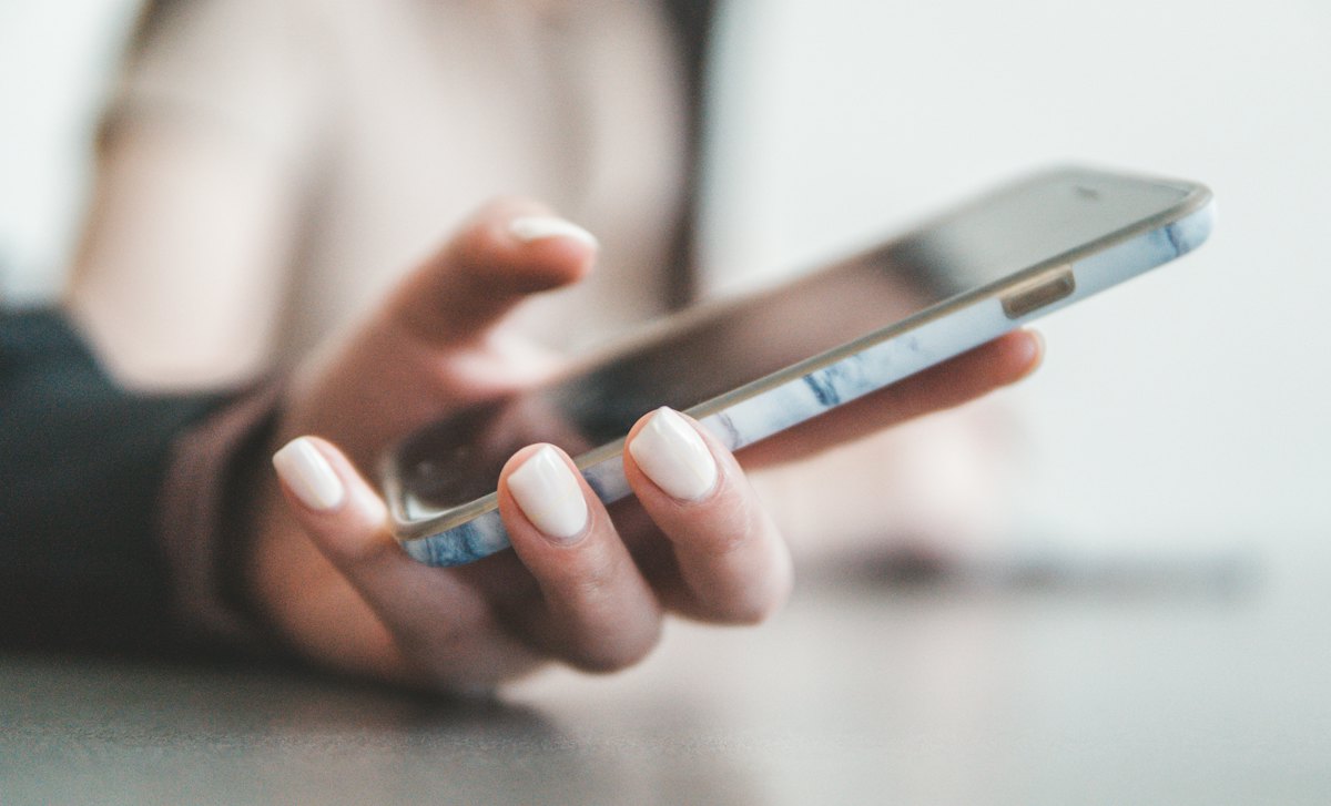 Dłoń trzymająca telefon